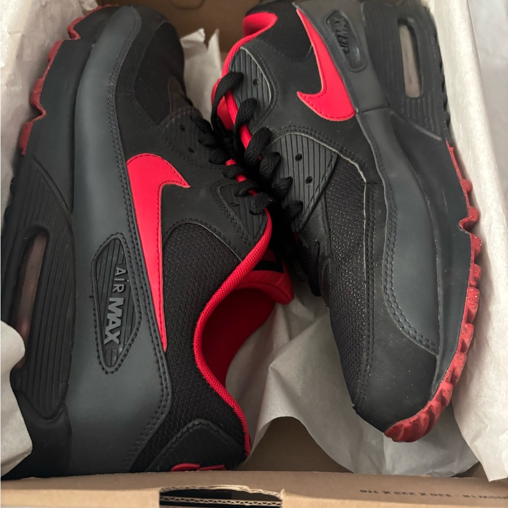Nike Air Max 90 in Black and Red
